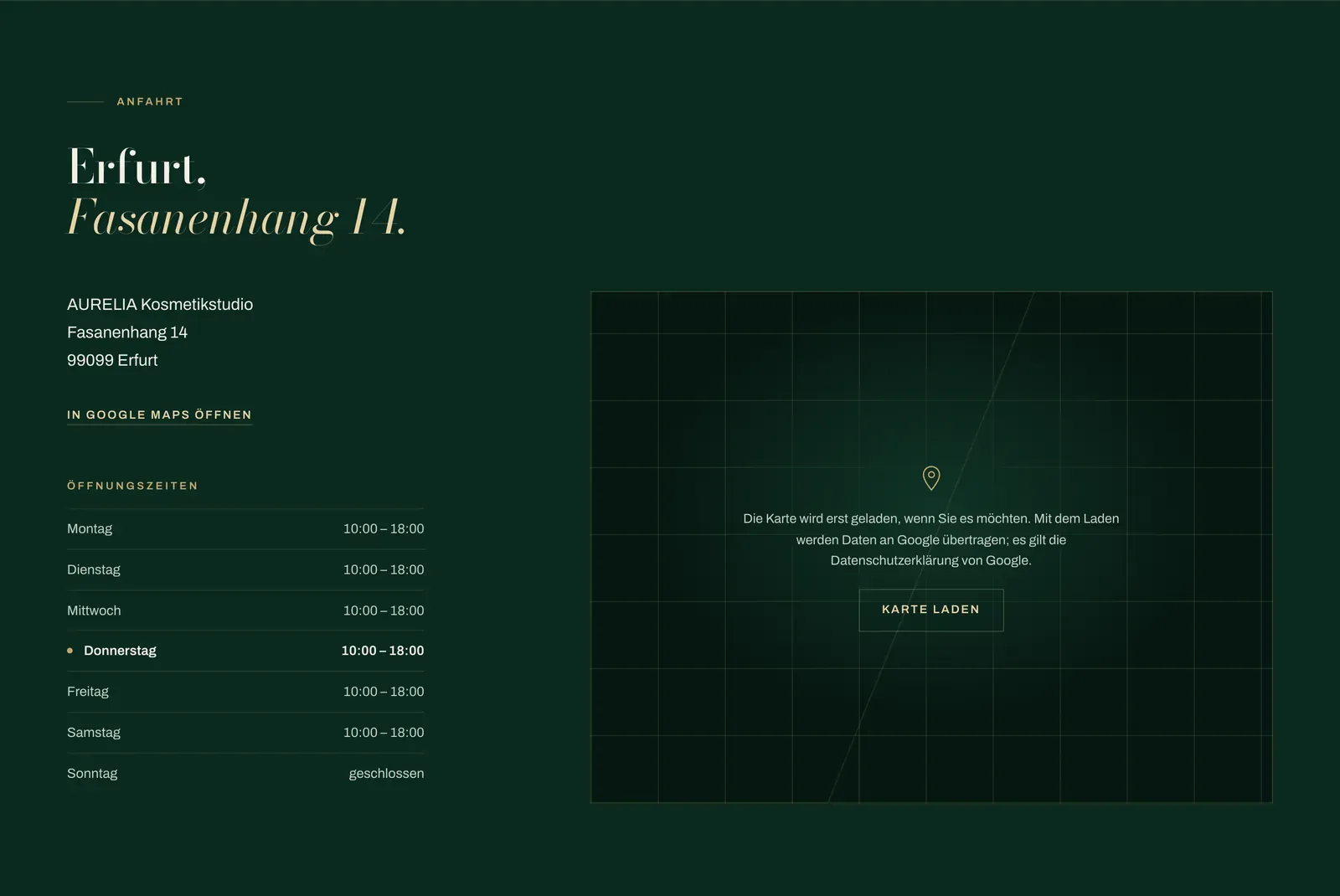 The Aurelia Anfahrt section: an address block and opening-hours table beside a click-to-load map, on the dark bottle-green ground.