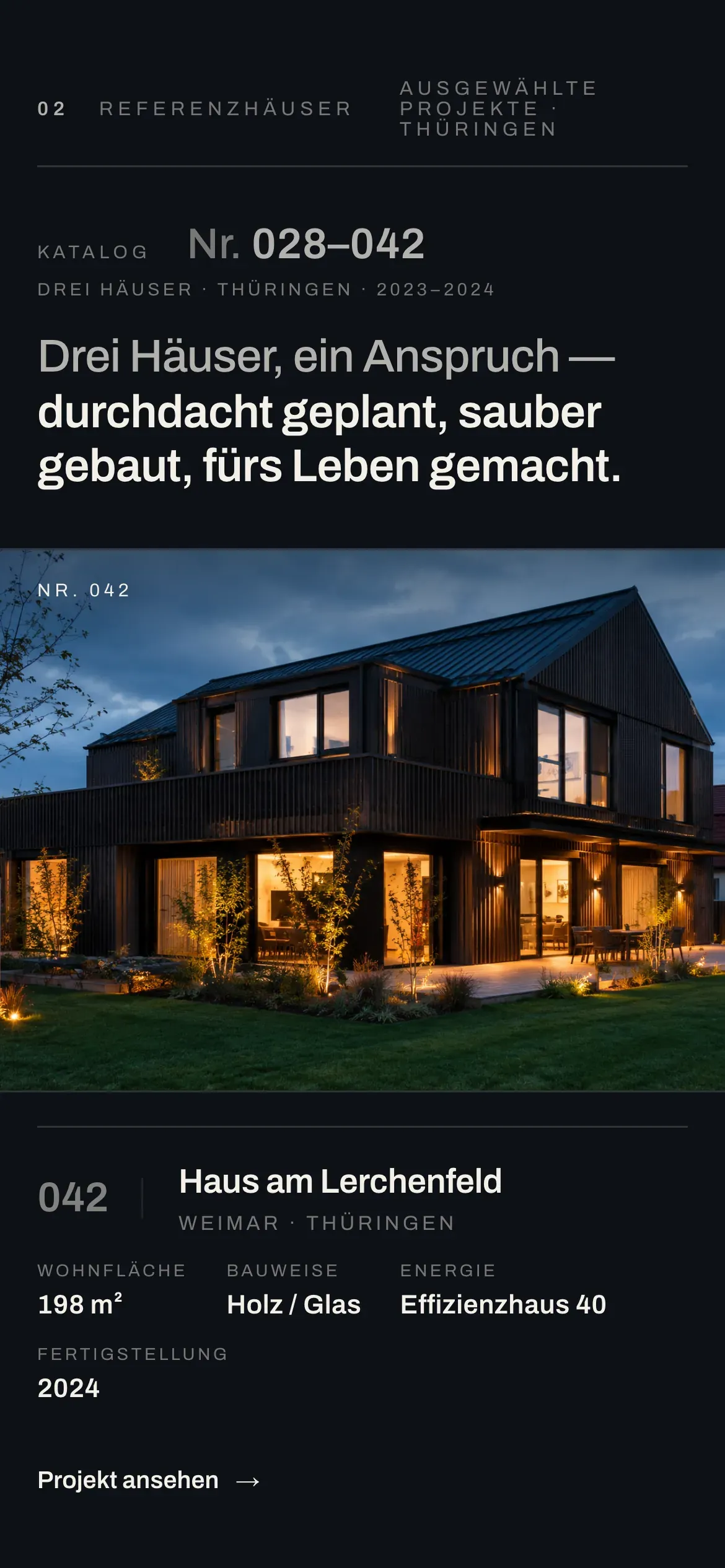 The EICHWERK Referenzhäuser catalogue on a phone — the featured build Nr. 042 ‘Haus am Lerchenfeld’ with its spec row restacked into a grid and a ‘Projekt ansehen’ link.