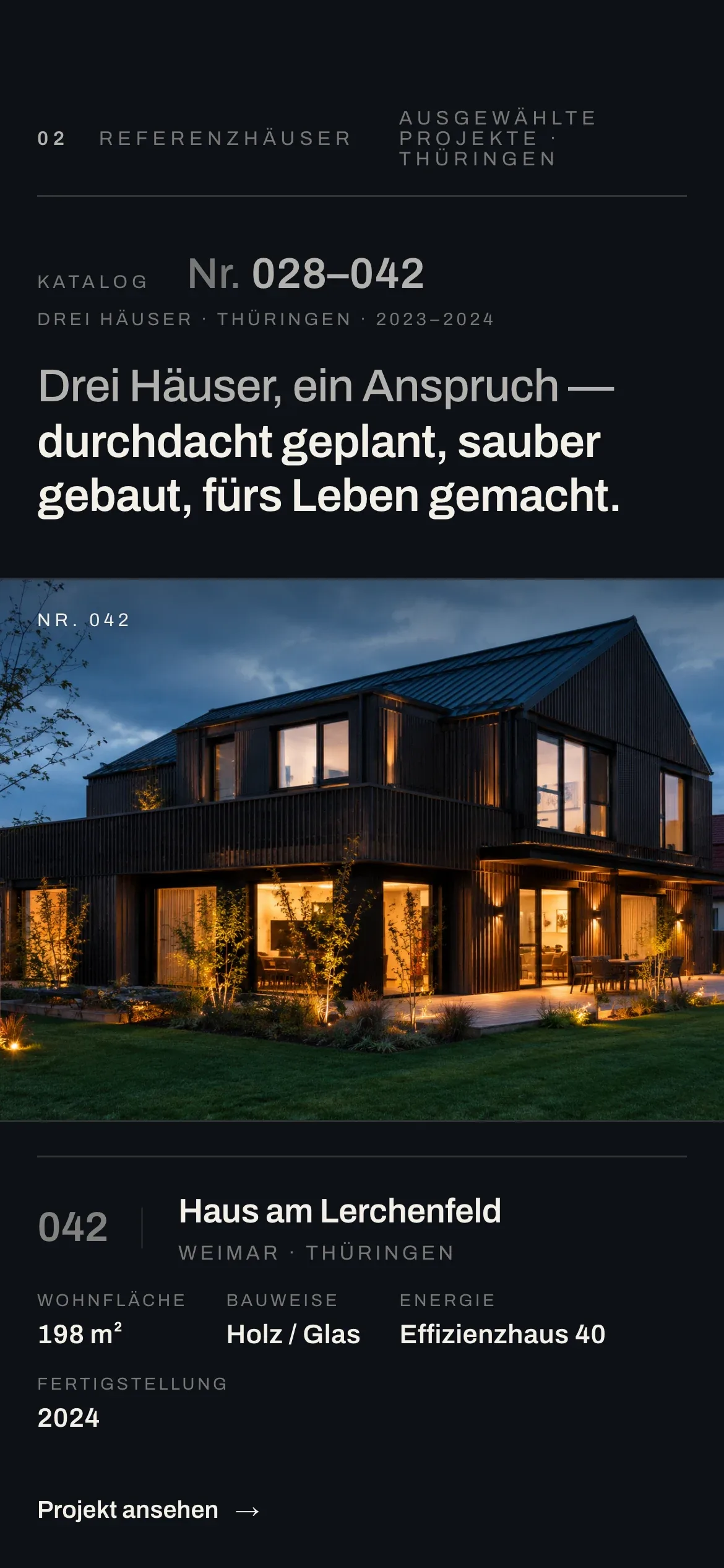 The EICHWERK Referenzhäuser catalogue on a phone — the featured build Nr. 042 ‘Haus am Lerchenfeld’ with its spec row restacked into a grid and a ‘Projekt ansehen’ link.