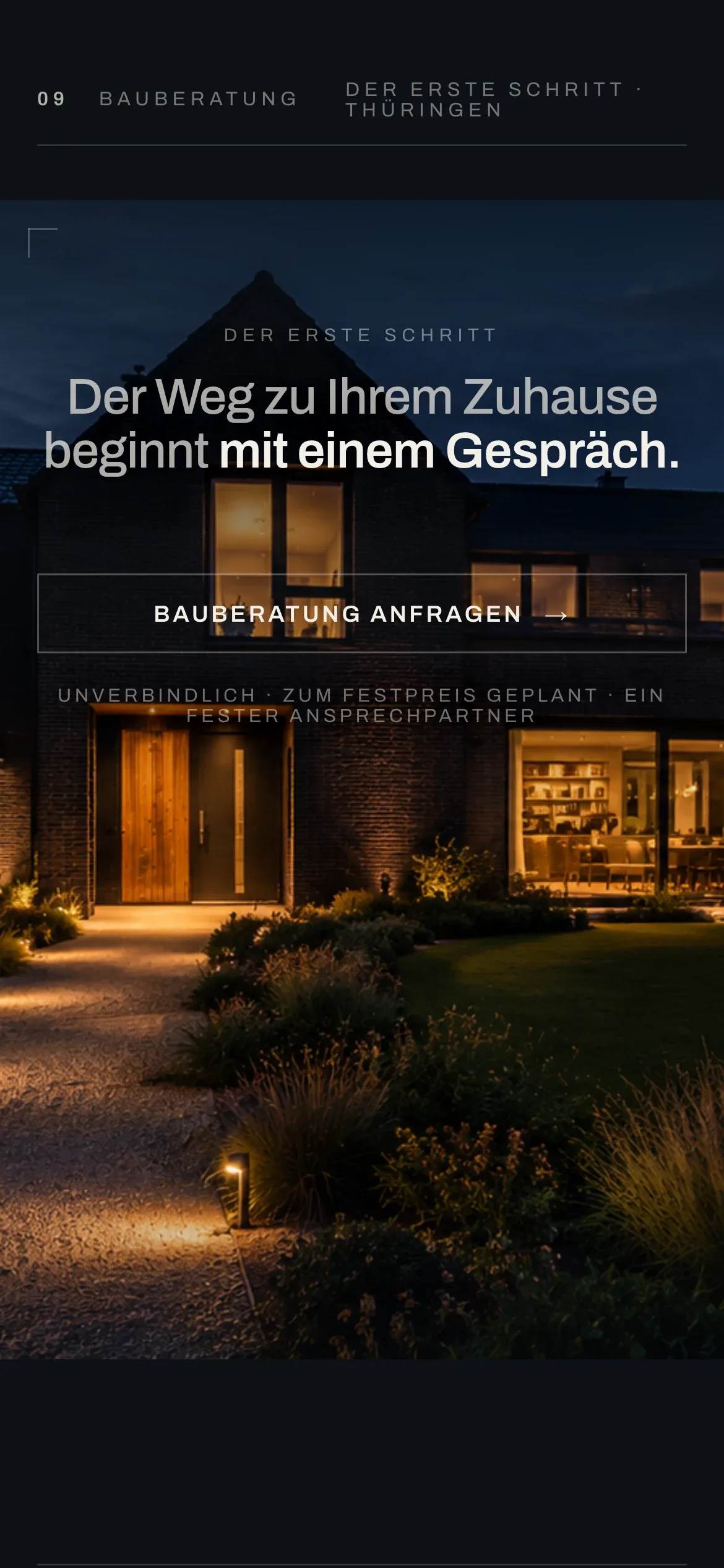 The EICHWERK Bauberatung call to action on a phone — the headline, a single ‘Bauberatung anfragen’ button and a reassurance line over a dusk home.