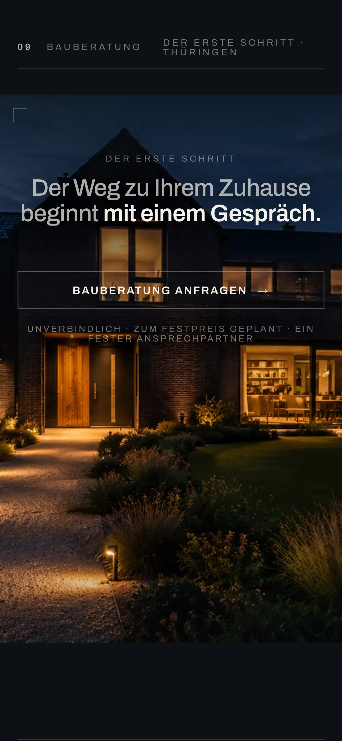 The EICHWERK Bauberatung call to action on a phone — the headline, a single ‘Bauberatung anfragen’ button and a reassurance line over a dusk home.
