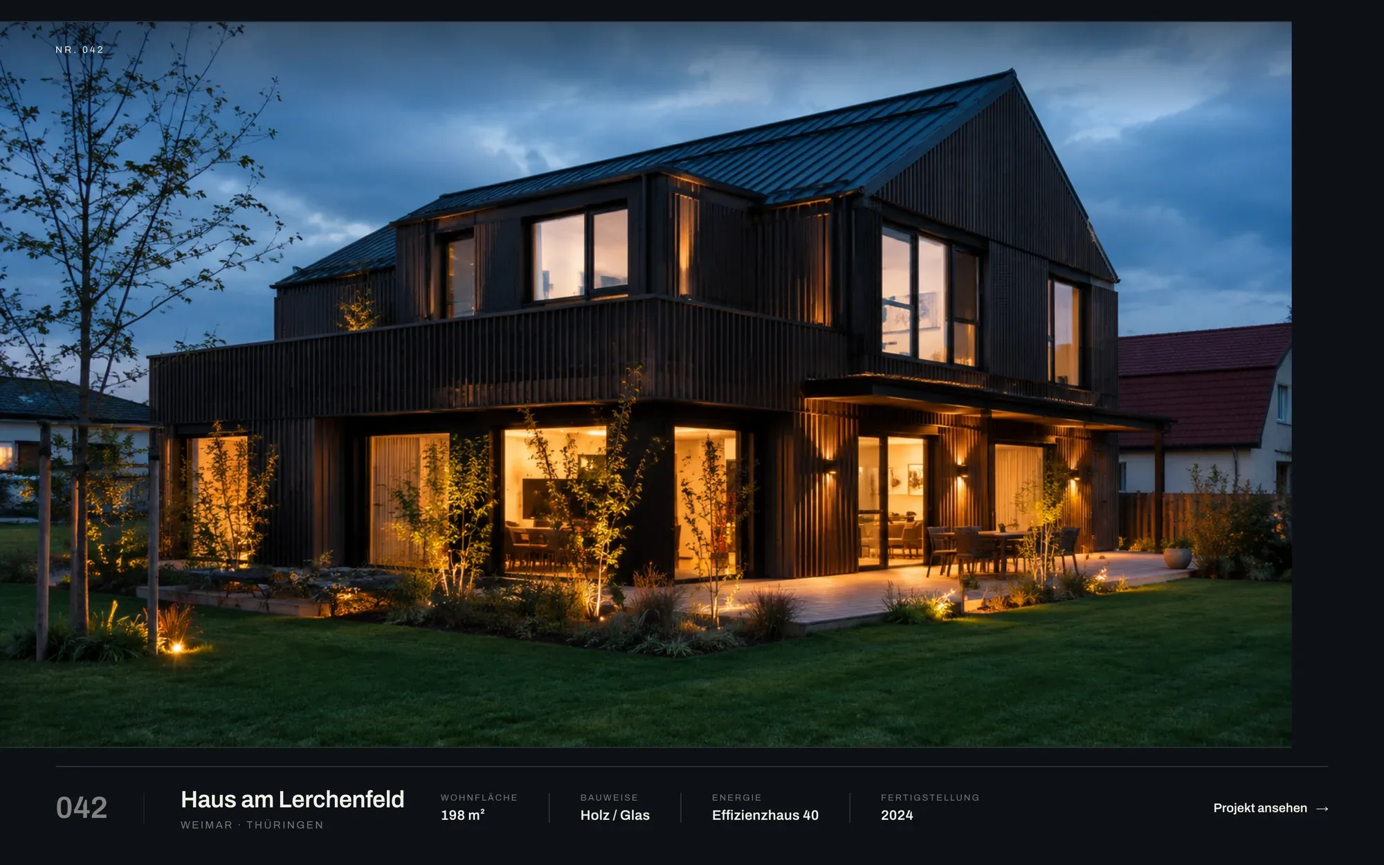 The EICHWERK Referenzhäuser catalogue on desktop — the featured build Nr. 042 ‘Haus am Lerchenfeld’ with its spec row and a ‘Projekt ansehen’ link.