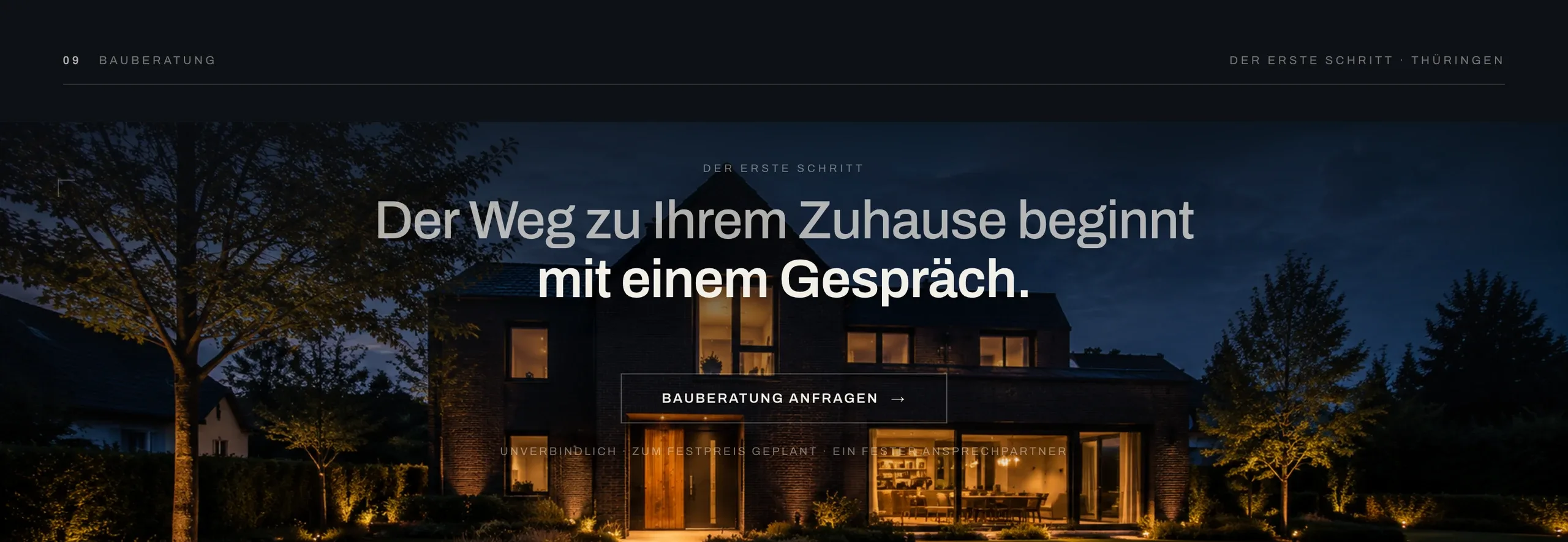 The EICHWERK Bauberatung call to action — the headline ‘Der Weg zu Ihrem Zuhause beginnt mit einem Gespräch’, a single ‘Bauberatung anfragen’ button and a reassurance line, over a dusk home.