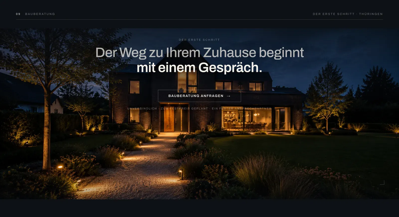 The EICHWERK Bauberatung call to action — the headline ‘Der Weg zu Ihrem Zuhause beginnt mit einem Gespräch’, a single ‘Bauberatung anfragen’ button and a reassurance line, over a dusk home.