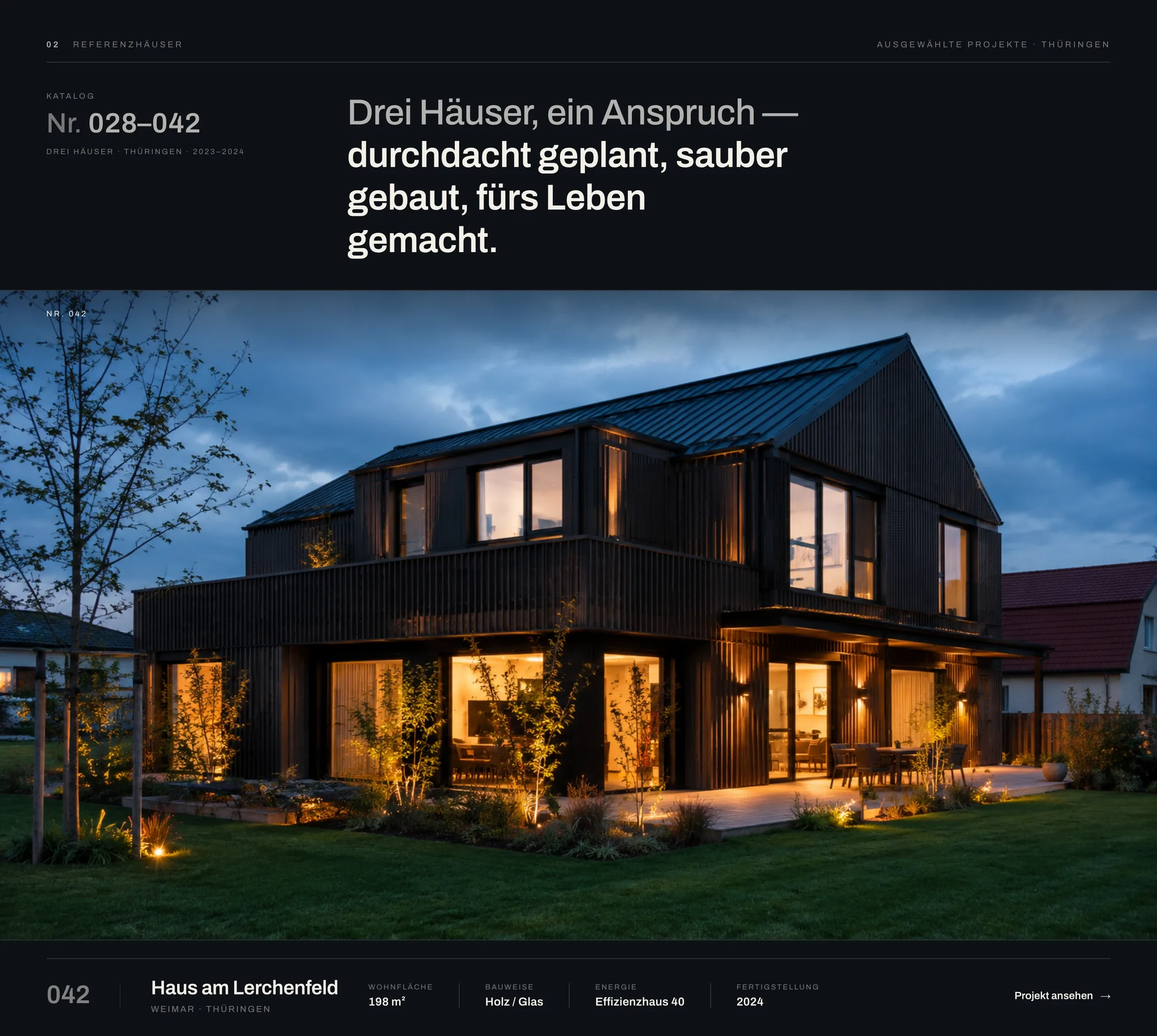 The EICHWERK Referenzhäuser section — a project catalogue. A featured build, ‘Haus am Lerchenfeld’ Nr. 042 in Weimar, with a spec row (floor area, construction, energy rating, completion year) and a ‘Projekt ansehen’ link.